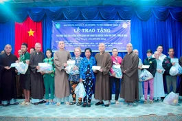 Chư Tăng Ni trao quà tại huyện Trần Văn Thời, tỉnh Cà Mau