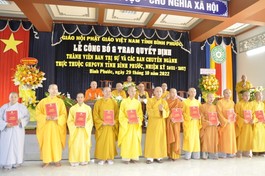 Hòa thượng Thích Huệ Thông trao quyết định chuẩn y nhân sự đến các thành viên