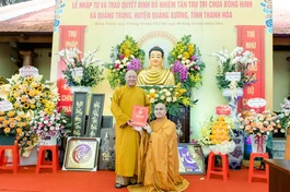 Thượng tọa Thích Tâm Định trao quyết định bổ nhiệm trụ trì chùa Bồng Hinh đến Đại đức Thích Bản Hoài