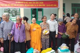 Tịnh xá Ngọc Vân trao quà đến người nghèo xã Sông Bình (huyện Bắc Bình, Bình Thuận)