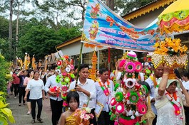 Phật tử nhiễu y quanh chánh điện chùa Âng