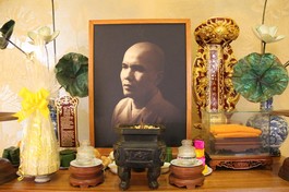 Di ảnh và long vị cố Trưởng lão Hòa thượng Thích Trí Quang được tôn trí tại thiền thất Dư Hương