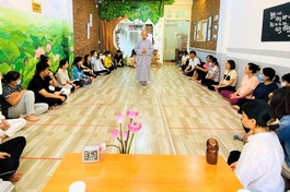 Sư cô Diệu Hiếu hướng dẫn thiền hành