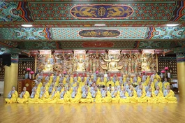 Các hành giả xuất gia gieo duyên trong khóa tu "Nương tựa Tăng-già" tại chùa Hoàng Hải (TP.Pohang, Hàn Quốc)