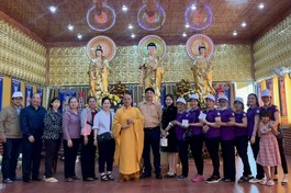 Chùa Vạn Phật tổ chức tặng quà từ thiện