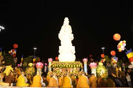 Tôn tượng Quán Thế Âm Bồ-tát lộ thiên tại chùa Bầu, cao 7m bằng đá cẩm thạch