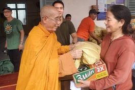 Hòa thượng Minh Lộc trao quà đến người dân xã Quế Trung, huyện Nông Sơn, Quảng Nam