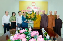 Đoàn Ban Trị sự GHPGVN tỉnh Thanh Hóa tặng hoa chúc mừng