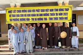 Ban Từ thiện - Xã hội Phật giáo tỉnh Đồng Tháp tặng quà từ thiện tại miền Trung