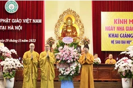 Đại diện Tăng Ni sinh trao tặng lẵng hoa chúc mừng Ngày Nhà giáo Việt Nam