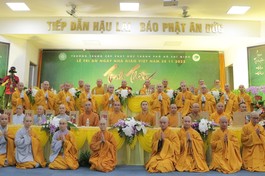 Tăng Ni sinh dâng quà cúng dường bày tỏ niềm tri ân đối với chư tôn đức