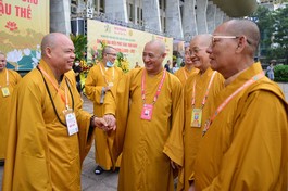 Chư tôn đức gặp mặt, hỏi thăm nhau trước khi bước vào các phiên Đai hội