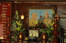 Hương án cố Trưởng lão Hòa thượng Thích Hưng Dụng được tôn trí tại thiền đường tổ đình Kim Tiên