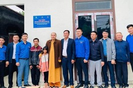 Bàn giao "Nhà Khăn quàng đỏ" đến gia đình em Bùi Thị Hoa