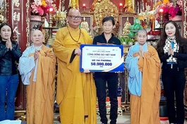 Chùa Đông Yên hỗ trợ xây nhà tình thương, trao cho quà học sinh nghèo