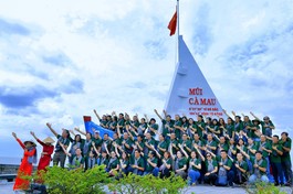 Đoàn chụp ảnh lưu niệm tại Cà Mau - nơi cuối cùng cực Nam của Tổ quốc