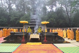 Chư tôn đức Tăng Ni hữu nhiễu bảo tháp