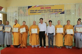 Chư tôn đức Tăng Ni, Phật tử tiêu biểu nhận khen thưởng từ lãnh đạo địa phương