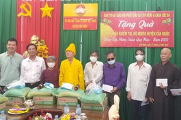 Chùa Lộc Dã trao quà Tết đến người khiếm thị tại huyện Cần Giuộc (Long An)