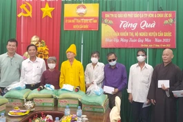 Chùa Lộc Dã trao quà Tết đến người khiếm thị tại huyện Cần Giuộc (Long An)