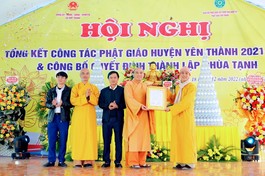 Đại đức Thích Châu Phong, Trưởng ban Pháp chế GHPGVN tỉnh Nghệ An trao quyết định thành lập chùa Tạnh