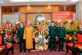 Thượng tọa Thích Tâm Định tặng hoa chúc mừng đến tập thể lãnh đạo, cán bộ, chiến sĩ Bộ Chỉ huy Quân sự tỉnh