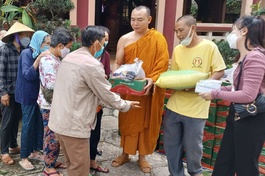 Tiền Giang: Tịnh xá Ngọc Huệ trao quà đến người mù 