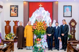 Ban Trị sự GHPGVN tỉnh Thanh Hóa tặng hoa chúc mừng lễ Giáng sinh tại Tòa Giám mục 