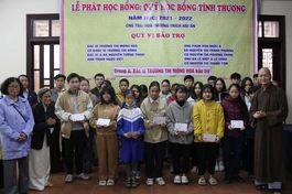 Hòa thượng Thích Hải Ấn chụp ảnh lưu niệm với các học sinh, sinh viên được nhận học bổng