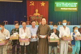 Chùa Lộc Dã trao quà đến người khuyết tật tại huyện Chợ Mới (tỉnh An Giang)