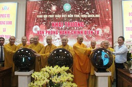 Chư tôn đức cùng đại diện lãnh đạo chính quyền bấm nút đưa Văn phòng hành chánh điện tử vào hoạt động