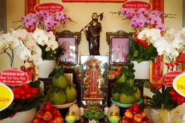 Di ảnh cố Hòa thượng Thích Thiên Hương (bên phải) tại tổ đường tịnh xá Đại Giác