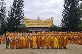 Tăng Ni sinh khóa IX Trường Trung cấp Phật học Đồng Nai chụp ảnh lưu niệm cùng Ban Giám hiệu, Ban Quản chúng