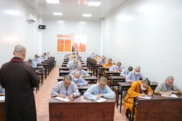 Ni sinh nghiêm túc làm bài thi