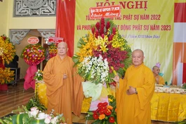 Hòa thượng Thích Lệ Trang trao tặng lẵng hoa chúc mừng đến Phật giáo quận Tân Phú