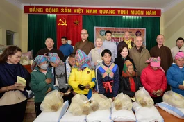 Trao quà đến người dân xã Tỏa Tình, huyện Tuần Giáo, tỉnh Điện Biên