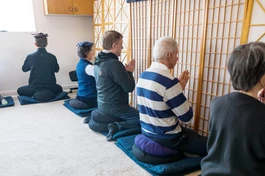 Các thiền sinh tìm thấy sự tĩnh lặng và tu tập ổn định trong một thiền đường nhỏ gần trung tâm TP.Anchorage