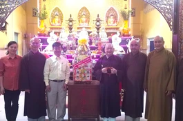 Ban Tôn giáo TP.HCM tặng quà chúc Tết Quý Mão đến Ban Trị sự Phật giáo quận 8