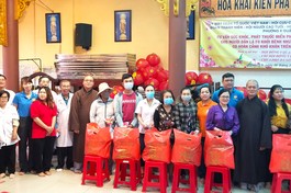 Chùa Phổ Đà Sơn trao quà Tết đến bà con khó khăn