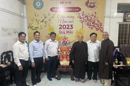 Đoàn lãnh đạo Ủy ban MTTQVN TP.HCM tặng quà chúc Tết đến Ban Trị sự GHPGVN quận 6