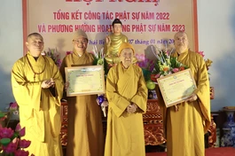 Trưởng lão Hòa thượng Thích Thanh Dục trao giáo chỉ tấn phong giáo phẩm đến chư tôn đức