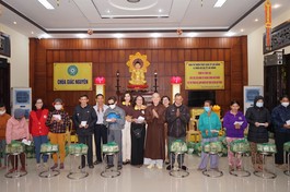 Ban Từ thiện - Xã hội Phật giáo TP.Đà Nẵng tặng quà Tết đến các gia đình khó khăn