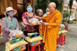 Tịnh xá Trung Tâm trao quà từ thiện nhân dịp Tết Quý Mão