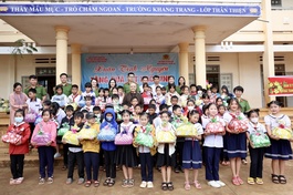 Trao quà Tết đến các em học sinh Trường Tiểu học Y Ngông (buôn Kdro 2, xã Cư Né, huyện Krông Búk, Đắk Lắk)