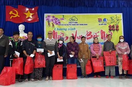 Trao quà tại hội trường UBND xã Sơn Viên