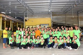 Câu lạc bộ Thiện Duyên trao quà Tết đến người bị nhiễm chất độc da cam