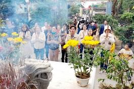 Người dân đến chùa dâng hương lễ Phật 