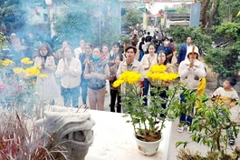 Người dân đến chùa dâng hương lễ Phật 