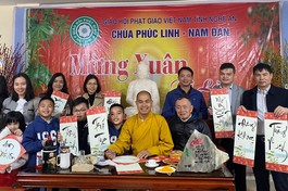 Rất đông Phật tử, người dân và học sinh đến chùa dự lễ khai bút, xin chữ đầu năm