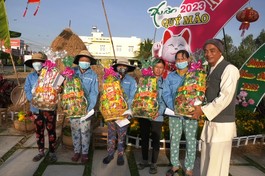 Chùa Tâm Thành tặng quà công nhân vệ sinh đường phố